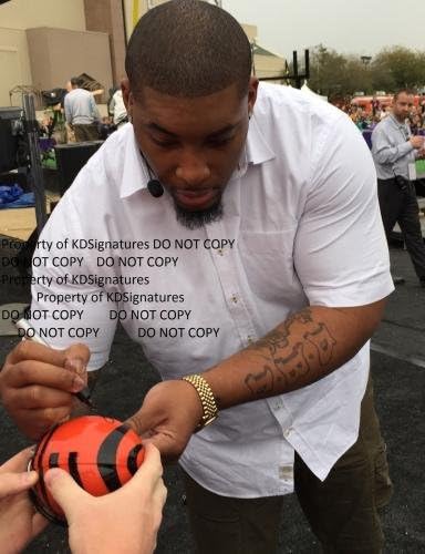 Devon je još uvijek potpisivao nogometnu mini kacigu Cincinnati Bengals s točnim dokazom u NFL-u-mini kacige s autogramima