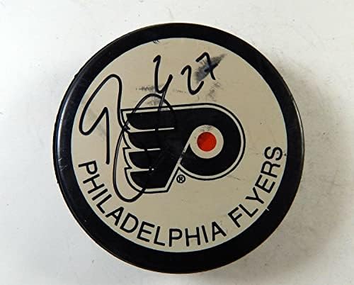 Maksim Talbot 27 potpisao je hokejski pak Philadelphia Flajers s 343 NHL pakova s autogramom