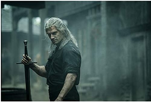 Vještica Henri Cavill kao Geralt iz Rivije izgleda ozbiljno na uličnoj fotografiji od 8 inča 10 inča
