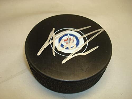 Andrija Ladd potpisao je hokejski pak Vinnipeg Jets s 1A-NHL Pakom s autogramom